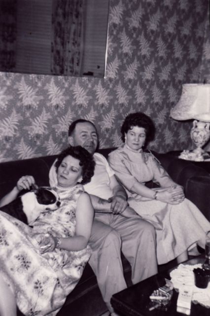 Haar echtgenoot had haar laten clonen om de huishoudelijke taken te verlichten.Maar helemaal gerust was ze er niet in.